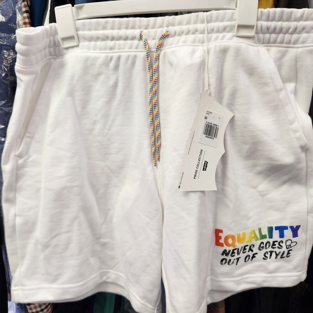 Levi's shorts "Equality never goes out of style" women Levi med NWT